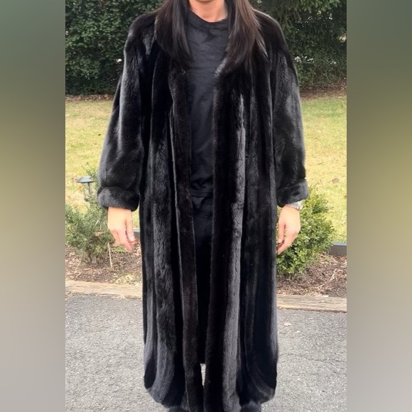 Like new very exquisite Dark Black Mink from Steven Corn Furs - Picture 9 of 9
